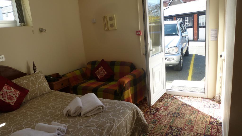 Whitehall Guest House 콜윈베이 외부 사진