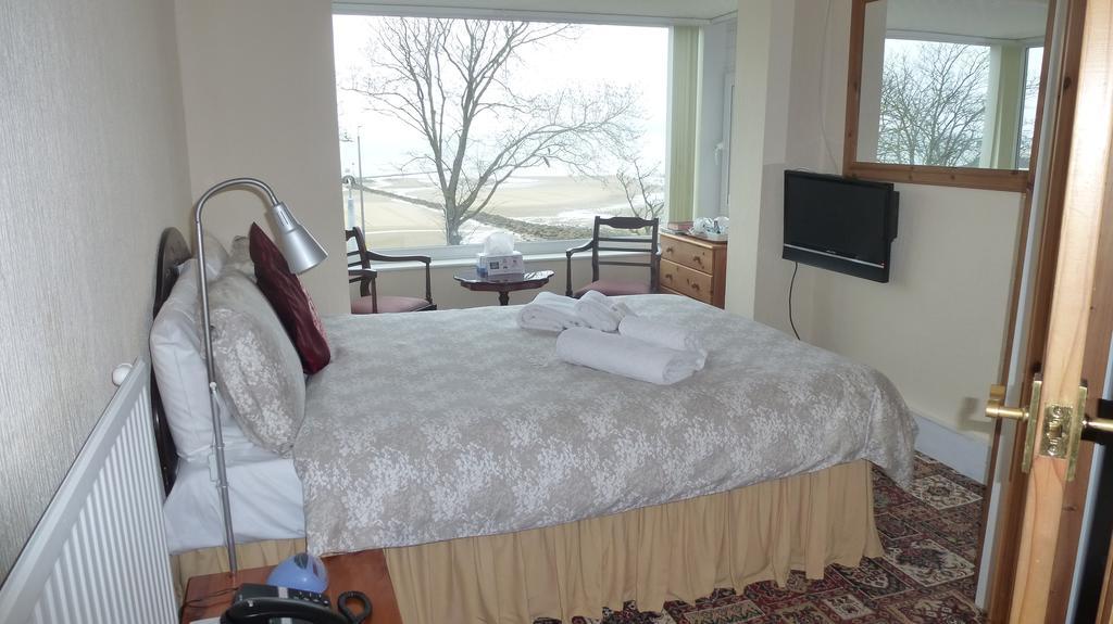Whitehall Guest House 콜윈베이 외부 사진