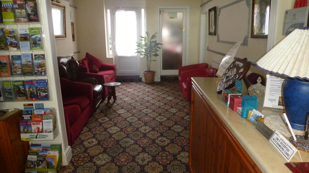 Whitehall Guest House 콜윈베이 외부 사진